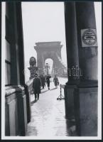cca 1930 Budapest, Lánchíd, korabeli kresztáblával, vintage negatív mai nagyítása, 24x18 cm