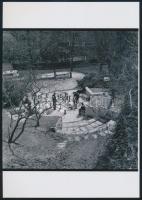 cca 1970 Budapest, szabadtéri sakktábla a Gellért-hegy lábánál, 2 db vintage negatív mai nagyítása, 25x18 cm