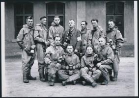 cca 1940 Bányamentők Rozsnyóbányán, Matheisel József (1908-1961) hagyatékában őrzött vintage negatív mai nagyítása, 18x25 cm