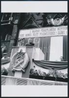 1948 Budapest, Rákosi Mátyás választási beszéde az Országház előtt, vintage negatív mai nagyítása, 25x18 cm