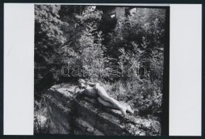 cca 1981 Vidám életérzés, 13 db szolidan erotikus vintage negatívról készült mai nagyítás, 15x10 cm ...