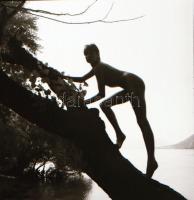 cca 1980 Szolidan erotikus vintage negatívok tétele, 13 db negatív, 6x6 cm