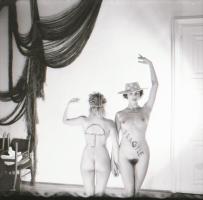 cca 1980 Szolidan erotikus vintage negatívok tétele, 13 db negatív, 6x6 cm