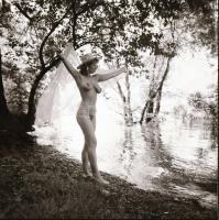 cca 1980 Szolidan erotikus vintage negatívok tétele, 13 db negatív, 6x6 cm