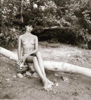 cca 1978 Szép lányok szép felvételei, 13 db szolidan erotikus vintage negatív, 6x6 cm