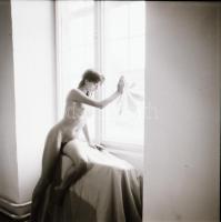 cca 1978 Szép lányok szép felvételei, 13 db szolidan erotikus vintage negatív, 6x6 cm