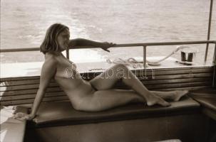 cca 1975 Velencei-tó, matrózleány ruha nélkül, 24 db vintage negatív, 24x36 mm