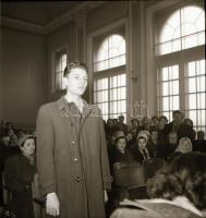 cca 1950 Budapest, Wekerle-telep feliratú tasakban bírósági tárgyalásról szóló negatívok, 24 db vint...