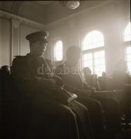 cca 1950 Budapest, Wekerle-telep feliratú tasakban bírósági tárgyalásról szóló negatívok, 24 db vint...