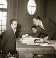 cca 1950 Budapest, Wekerle-telep feliratú tasakban bírósági tárgyalásról szóló negatívok, 24 db vint...