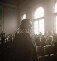 cca 1950 Budapest, Wekerle-telep feliratú tasakban bírósági tárgyalásról szóló negatívok, 24 db vint...