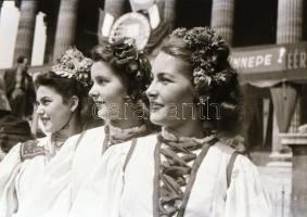 1949 Budapest, Világ Ifjúsági Találkozó (VIT), 33 db vintage negatív Kotnyek Antal (1921-1990) fotór...