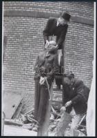 1945 Budapest, háborús bűnösök nyilvános kivégzése, 2 db vintage negatívról készült mai nagyítás, 25x18 cm