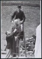 1945 Budapest, háborús bűnösök nyilvános kivégzése, 2 db vintage negatívról készült mai nagyítás, 25...