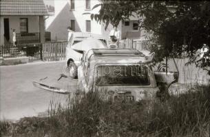 cca 1975 Karambolos autók helyszínelő felvételei, 12 db szabadon felhasználható vintage negatív, 24x...