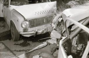 cca 1975 Karambolos autók helyszínelő felvételei, 12 db szabadon felhasználható vintage negatív, 24x...