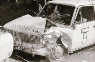 cca 1975 Karambolos autók helyszínelő felvételei, 12 db szabadon felhasználható vintage negatív, 24x...