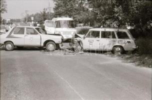 cca 1975 Karambolos autók helyszínelő felvételei, 12 db szabadon felhasználható vintage negatív, 24x...
