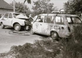 cca 1975 Karambolos autók helyszínelő felvételei, 12 db szabadon felhasználható vintage negatív, 24x...