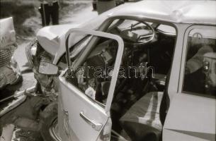 cca 1975 Karambolos autók helyszínelő felvételei, 12 db szabadon felhasználható vintage negatív, 24x...