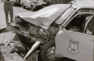 cca 1975 Karambolos autók helyszínelő felvételei, 12 db szabadon felhasználható vintage negatív, 24x...