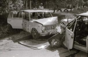 cca 1975 Karambolos autók helyszínelő felvételei, 12 db szabadon felhasználható vintage negatív, 24x...