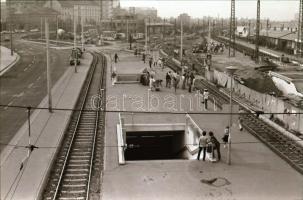 1983 Budapest, a Boráros tér átépítése, villamosok a megállóban, 15 db szabadon felhasználható vinta...