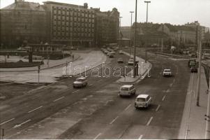 1983 Budapest, a Boráros tér átépítése, villamosok a megállóban, 15 db szabadon felhasználható vinta...