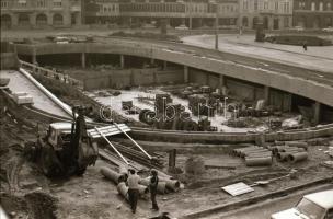 1983 Budapest, a Boráros tér átépítése, villamosok a megállóban, 15 db szabadon felhasználható vinta...