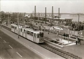 1983 Budapest, a Boráros tér átépítése, villamosok a megállóban, 15 db szabadon felhasználható vinta...