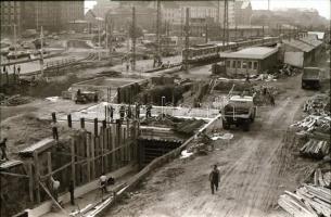 1983 Budapest, a Boráros tér átépítése, villamosok a megállóban, 15 db szabadon felhasználható vinta...
