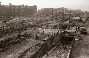1983 Budapest, a Boráros tér átépítése, villamosok a megállóban, 15 db szabadon felhasználható vinta...