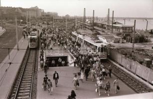 1983 Budapest, a Boráros tér átépítése, villamosok a megállóban, 15 db szabadon felhasználható vinta...