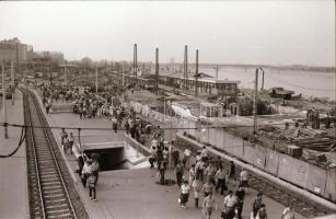 1983 Budapest, a Boráros tér átépítése, villamosok a megállóban, 15 db szabadon felhasználható vinta...
