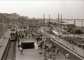 1983 Budapest, a Boráros tér átépítése, villamosok a megállóban, 15 db szabadon felhasználható vinta...