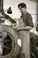 1950 április 7. Képriport a MÁVAUT-nál, Rózsa György (?-?) fotóriporter hagyatékában őrzött, szabado...