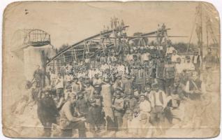 1920 Tiszafüred, vasúti híd építése, munkások csoportképe (b)