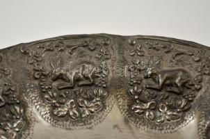 Nyulakat ábrázoló domborműves alpakka tál d: 20 cm