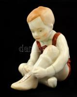 Aquincumi cipőfűző porcelán kisfiú, kézzel festett, jelzett, hibátlan, m: 10 cm