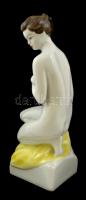 Hollóházi térdelő akt, kézzel festett, jelzett, hibátlan, m:29 cm