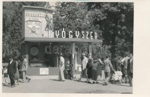 cca 1954 A Debreceni Gyógyszergyár standja a Budapesti Nemzetközi Vásáron, fotó, 9x14 cm