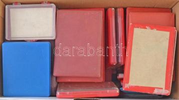 58db-os, nagyrészt kitüntetés és jelvény tok a Szocialista korszakból. Mind használt, de jó állapotban.