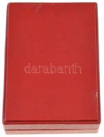 ~1970. "A közlekedés kiváló dolgozója" zománcozott kitüntetés miniatűrrel, nem eredeti tok...