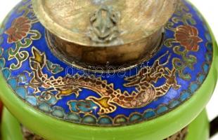 Jádéval és rekeszzománccal díszített fém teáskanna, tetején apró majomfigurával, m: 11 cm