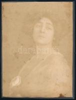 Gaiduschek Erzsi (1875-1956): Paulay Erzsébet (1886-1959) színésznő, Vittorio Cerruti (1881-1961) diplomata felesége, fotó, foltos, kartonra ragasztva, szárazpecséttel jelzett, hátulján feliratozva, 21×15,5 cm