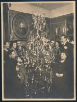 1935 Karácsony este a családdal, hátoldalon feliratozott fotó, 11,5x8,5 cm