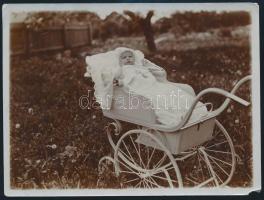 1920 Kisgyermek babakocsiban, fotó sarkán hiánnyal, 9x12 cm