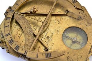 cca 1710-1760 Összecsukható, állítható ekvatoriális (egyenlítői) napóra iránytűvel, a főbb európai v...