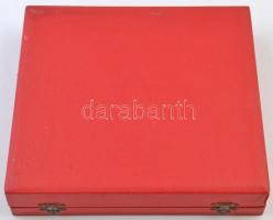 ~1970. "BM Határőrség" jelzett hollóházi porcelán plakett tokban (151x158mm) + egy dögcédu...