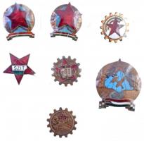 7db-os vegyes szocialista jelvény tétel, közte "Munkásőr sapkajelvény", "MTH Ipari Tanuló jelvény", "SZIT" T:2,3 egy jelvény erősen sérült